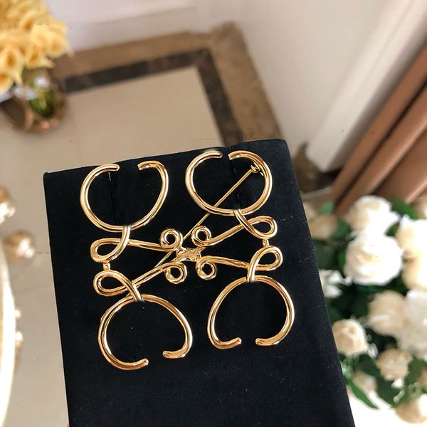 simple letter pins brooch luxury designer jewelry for women gold broochs mens classic brand breastpin scarf suit party dress ornament, Gray
simple letter pins brooch luxury designer jewelry for women gold broochs mens classic brand breastpin scarf suit party dress ornament, Gray