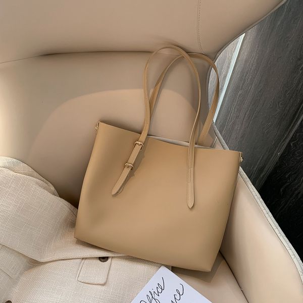 simple large capacity bag 20223 autumn new commuter handbag fashion all-in-one shoulder bag casual tote bag, Black;red
simple large capacity bag 20223 autumn new commuter handbag fashion all-in-one shoulder bag casual tote bag, Black;red
