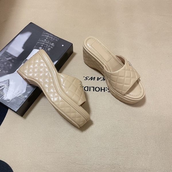 2023 womens wedge heels slippers plaid checks lattice quilted texture sandals designer platform slide slip on mule flip flops mule classic l, Black
2023 womens wedge heels slippers plaid checks lattice quilted texture sandals designer platform slide slip on mule flip flops mule classic l, Black