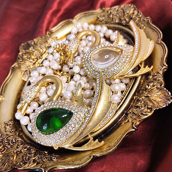 brooches chinese style retro plated real gold and diamond-inlaid transparent glass swan brooch luxury designer brooch, Gray
brooches chinese style retro plated real gold and diamond-inlaid transparent glass swan brooch luxury designer brooch, Gray
