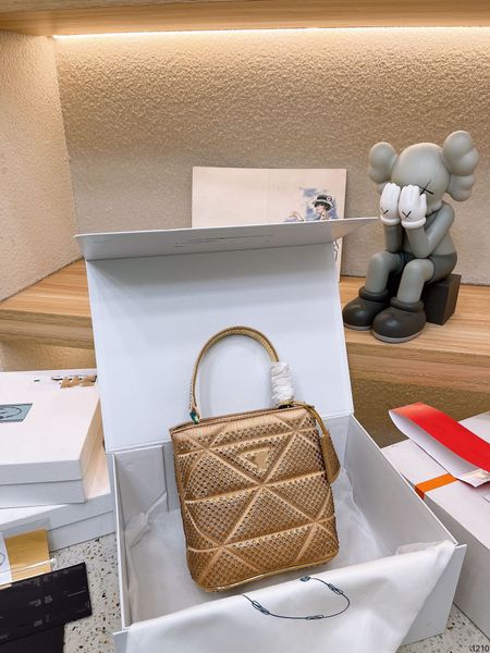 designer bag full of diamond crystal bag women's bag senior chic sparkling design scheme color durable bucket bag
designer bag full of diamond crystal bag women's bag senior chic sparkling design scheme color durable bucket bag