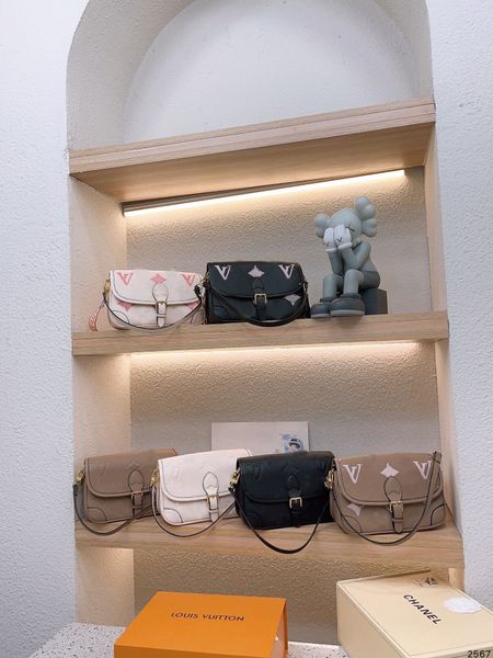 2023 new style designer bag fashion printing flipping method stick bag pillow bag shoulder bag clutch handbag luxury messenger bag crossbody 
2023 new style designer bag fashion printing flipping method stick bag pillow bag shoulder bag clutch handbag luxury messenger bag crossbody