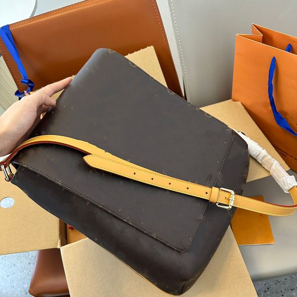 crossbody bag leather handbags new fashion autumn and winter large capacity commuter bag simple and versatile one shoulder large bag for wom
crossbody bag leather handbags new fashion autumn and winter large capacity commuter bag simple and versatile one shoulder large bag for wom