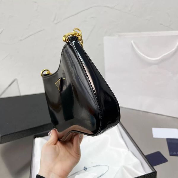 2023 ladies shoulder bag fashion all-match patent leather armpit bag saddle style metal chain shopping street shooting must-have items xb500, Black;red
2023 ladies shoulder bag fashion all-match patent leather armpit bag saddle style metal chain shopping street shooting must-have items xb500, Black;red