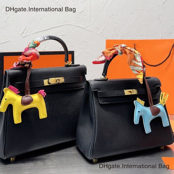 7a classic shoulder crossbody bag fashion bag luxury handbag lychee cowhide with gold buckle scarves dustproof bag packaging with foldable g
7a classic shoulder crossbody bag fashion bag luxury handbag lychee cowhide with gold buckle scarves dustproof bag packaging with foldable g