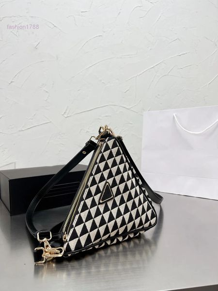 evening bags fall triangle bags days arrival designer handbags fashion and versatile underarm bags crossbody shoulder zippers twocolor 2023, Black;red
evening bags fall triangle bags days arrival designer handbags fashion and versatile underarm bags crossbody shoulder zippers twocolor 2023, Black;red