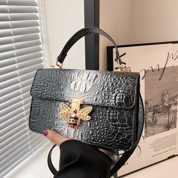 2023 new crocodile pattern bag for women, high end, small fashion, bee, small square bag, single shoulder, crossbody handheld bag 230417
2023 new crocodile pattern bag for women, high end, small fashion, bee, small square bag, single shoulder, crossbody handheld bag 230417