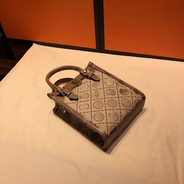 the classic sheet music bag can be worn cross-body on one shoulder and a casual and versatile women's bag
the classic sheet music bag can be worn cross-body on one shoulder and a casual and versatile women's bag