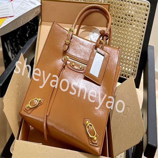 premium designer evening bags locomotive large capacity tote retro handsome style four-color option
premium designer evening bags locomotive large capacity tote retro handsome style four-color option