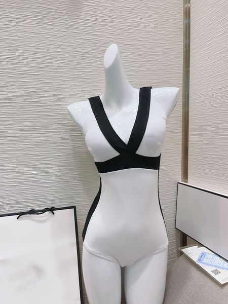 2023 designer bikini korean edition black and white simple contrast color swimwear v-neck covering belly and backless slim one piece women&#, White;black
2023 designer bikini korean edition black and white simple contrast color swimwear v-neck covering belly and backless slim one piece women&#, White;black