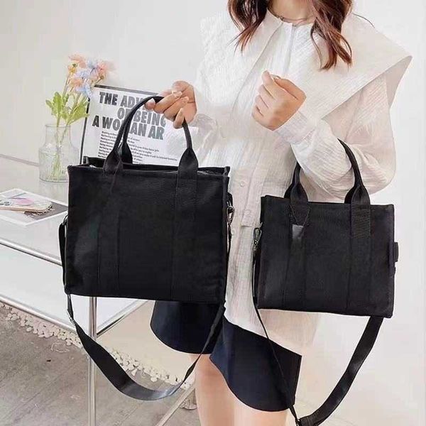 2022 diagonal straddle canvas wallet new single shoulder tote storage small square bag simple leisure large capacity fashionable women', Red;black
2022 diagonal straddle canvas wallet new single shoulder tote storage small square bag simple leisure large capacity fashionable women', Red;black