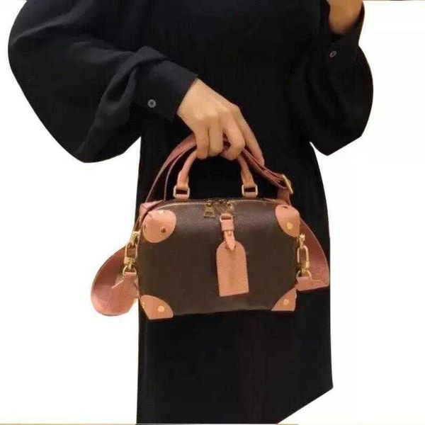 shoulder bag handbag 2022 new black wide strap messenger womens luxurys designers handbag on the go tote makeup large capacity casual fashio
shoulder bag handbag 2022 new black wide strap messenger womens luxurys designers handbag on the go tote makeup large capacity casual fashio