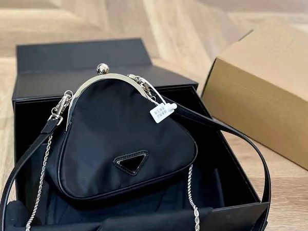 2023 designer bag nylon shoulder bags design for women chest pack purse messenger bag chains cloud package cute, Black;red
2023 designer bag nylon shoulder bags design for women chest pack purse messenger bag chains cloud package cute, Black;red