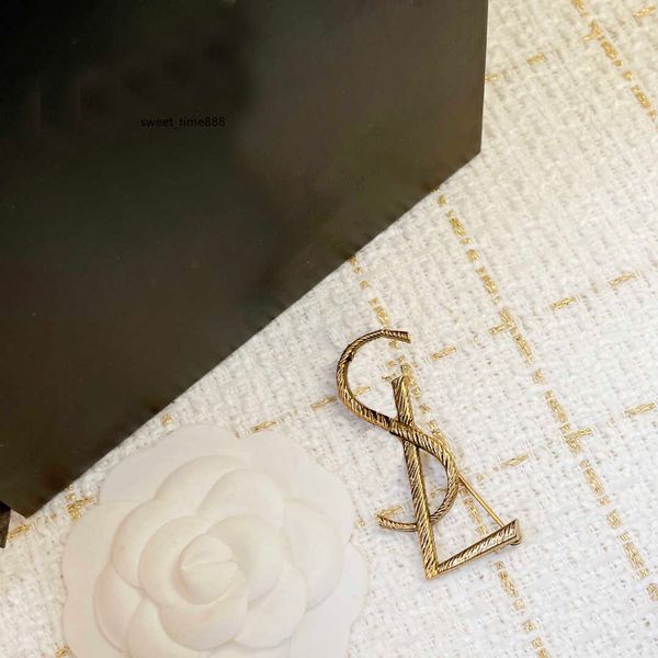 luxury designer jewelry mens womens pin brooch gold letters classic brand brooch suit party dress ornaments beautiful, Gray
luxury designer jewelry mens womens pin brooch gold letters classic brand brooch suit party dress ornaments beautiful, Gray