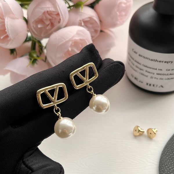 18k gold-plated stud luxury brand designer pendant earring clip chain geometric girl crystal rhindiamone earrings wedding party jewelry y230, Golden;silver
18k gold-plated stud luxury brand designer pendant earring clip chain geometric girl crystal rhindiamone earrings wedding party jewelry y230, Golden;silver