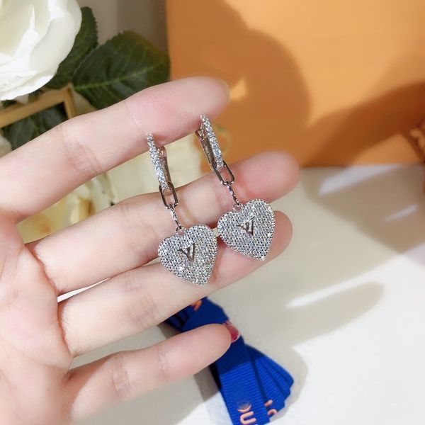 new fashion luxury women's zircon earrings s925 heart shape material design dinner party gift correct logo with box, Golden;silver
new fashion luxury women's zircon earrings s925 heart shape material design dinner party gift correct logo with box, Golden;silver