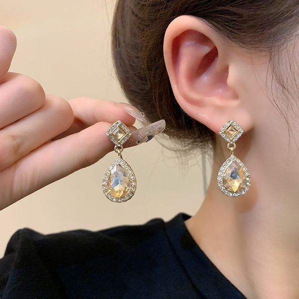 vintage light luxury zircon drop shaped dangle female high sense of personality all-match earrings, Silver
vintage light luxury zircon drop shaped dangle female high sense of personality all-match earrings, Silver