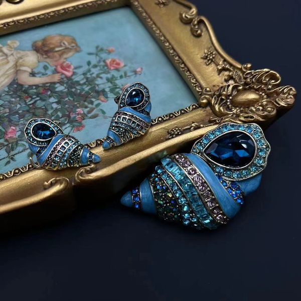 pearl diamond earrings vintage luxury designer earrings with conch enamel inlaid with diamond, Golden
pearl diamond earrings vintage luxury designer earrings with conch enamel inlaid with diamond, Golden