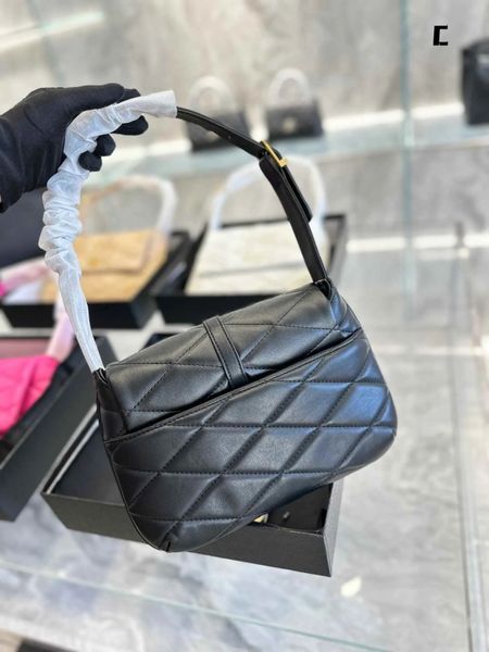 autumn and winter 2023 new women's bag one shoulder underarm handbag commuter fashion versatile french stick bag, Black;red
autumn and winter 2023 new women's bag one shoulder underarm handbag commuter fashion versatile french stick bag, Black;red