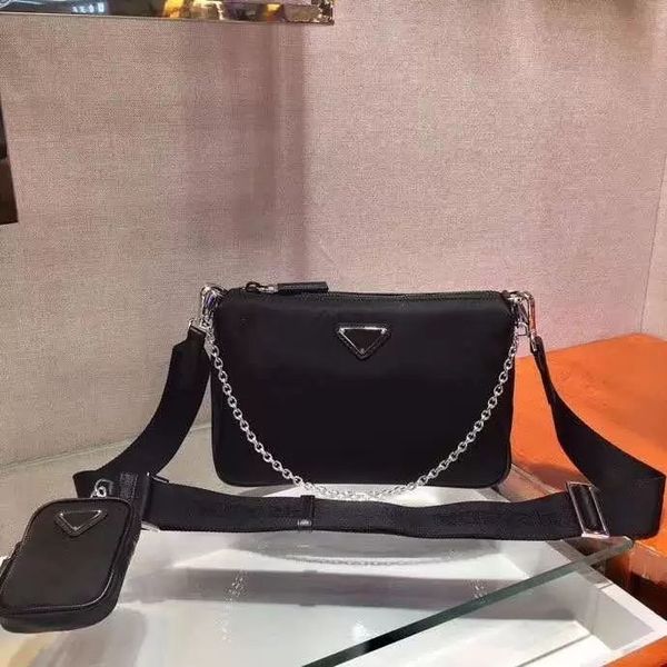 single-shoulder bag the new hobo combines classic wrinkling elements which are versatile and lightweight and can be switched at any time 202, Black;red
single-shoulder bag the new hobo combines classic wrinkling elements which are versatile and lightweight and can be switched at any time 202, Black;red