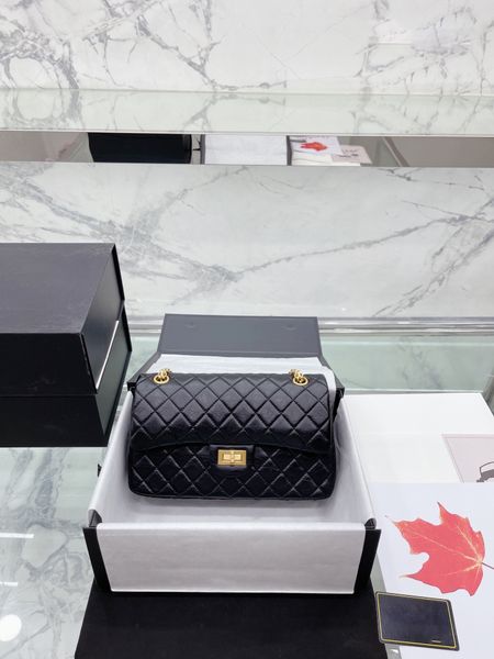 Classic fashion senior women's shoulder bag luxury designer bag Portable cross-body chain black and white trend match
Classic fashion senior women's shoulder bag luxury designer bag Portable cross-body chain black and white trend match