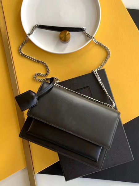 desigener bag tactile body of the bag is equipped with elegant metal buckles. detachable and adjustable leather strap enhances the ease of c
desigener bag tactile body of the bag is equipped with elegant metal buckles. detachable and adjustable leather strap enhances the ease of c