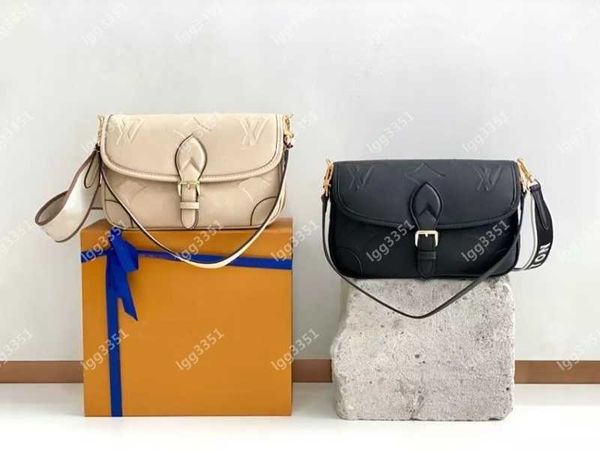 black white emboss diane baguette shoulder bags cow leather women crossbody messenger bag louise designer luxury handbags viuton ladies tote
black white emboss diane baguette shoulder bags cow leather women crossbody messenger bag louise designer luxury handbags viuton ladies tote