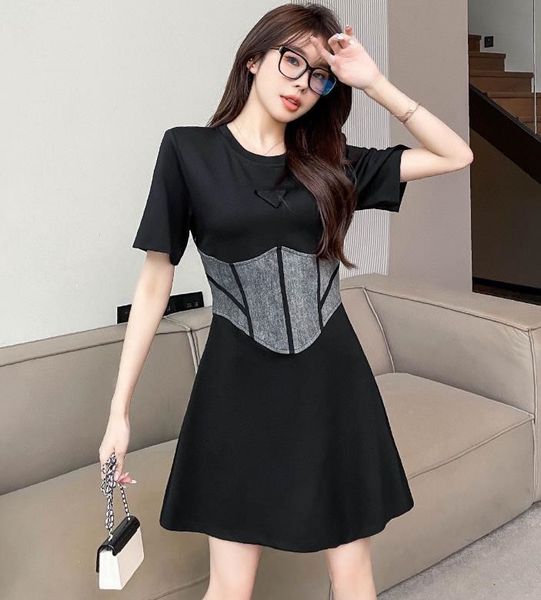 designer high-quality triangle label dress fashion black and white color contrast patchwork drawstring waist tooling dress, Black;gray
designer high-quality triangle label dress fashion black and white color contrast patchwork drawstring waist tooling dress, Black;gray