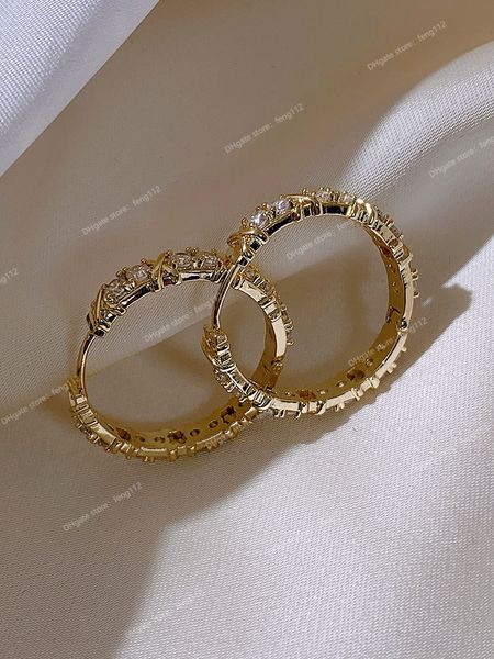 korean fashion simple zircon x metal hoop earrings for woman 2021 neo gothic girls' luxury jewelry wedding party set accessories earrin, Golden;silver
korean fashion simple zircon x metal hoop earrings for woman 2021 neo gothic girls' luxury jewelry wedding party set accessories earrin, Golden;silver