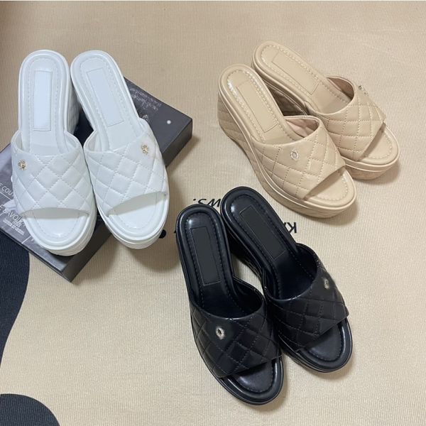 23ss womens sandals calfskin quilted wedges slippers designer matelasse checks texture mules heels slides slider flip flops loafers causual, Black
23ss womens sandals calfskin quilted wedges slippers designer matelasse checks texture mules heels slides slider flip flops loafers causual, Black