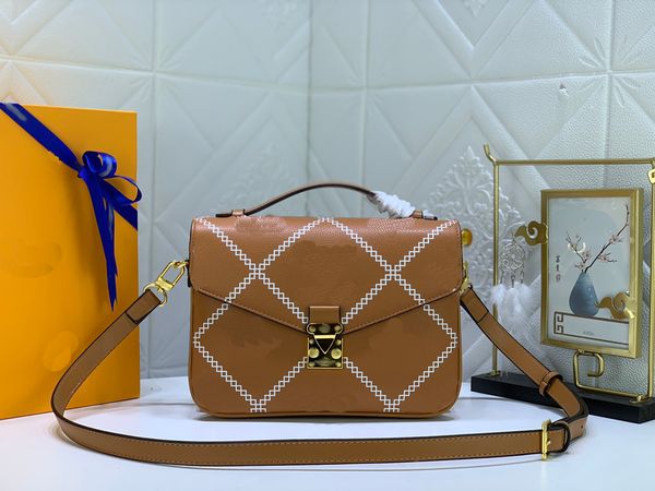 2023 designer luxury one shoulder bag diagonal span bag classic hard case locking buckle 45773
2023 designer luxury one shoulder bag diagonal span bag classic hard case locking buckle 45773