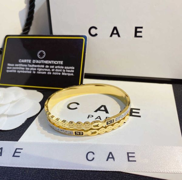 bangle europe america fashion style bracelets women designer letter bracelet crystal 18k gold plated stainless steel wedding lovers gift jew, Black 
bangle europe america fashion style bracelets women designer letter bracelet crystal 18k gold plated stainless steel wedding lovers gift jew, Black