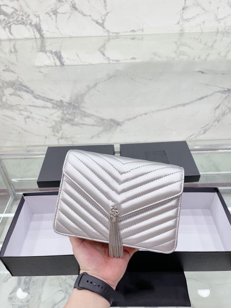 luxury designer bag women's shoulder bag cross-body hand holding purse tassel chain fashion trend all-match black silver
luxury designer bag women's shoulder bag cross-body hand holding purse tassel chain fashion trend all-match black silver