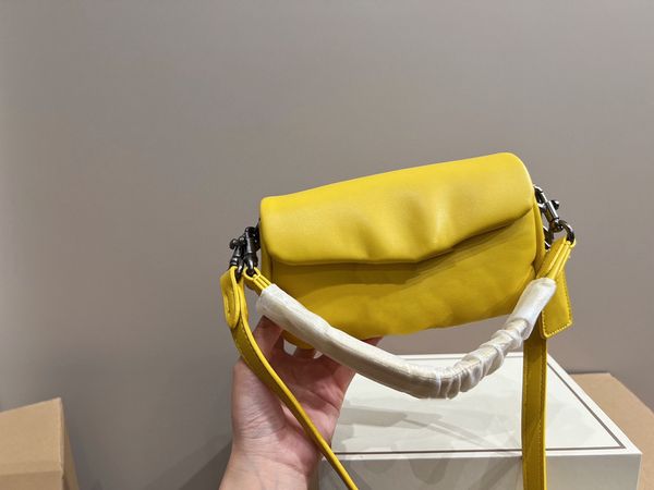 fashionable tabby cloud bag women's shoulder bag fluffy genuine leather magnetic snap closure classic flip bag luxury designer
fashionable tabby cloud bag women's shoulder bag fluffy genuine leather magnetic snap closure classic flip bag luxury designer