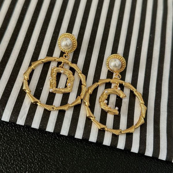 2023 fashion luxury huggie earrings designer alphabet pearl earrings european and american light luxury fashion pearls no box, Golden;silver
2023 fashion luxury huggie earrings designer alphabet pearl earrings european and american light luxury fashion pearls no box, Golden;silver