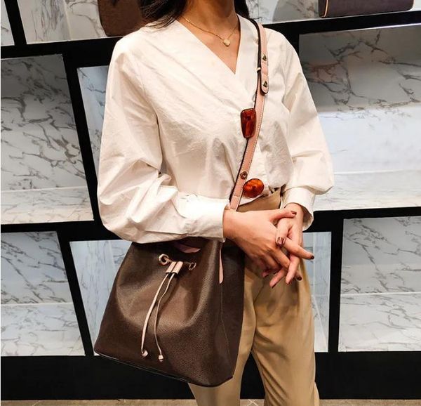 2023elling fashion shopping bag love v pu leather handbag large canvas tote shopping bag come with small pouch brown luxury bag, Red;black
2023elling fashion shopping bag love v pu leather handbag large canvas tote shopping bag come with small pouch brown luxury bag, Red;black