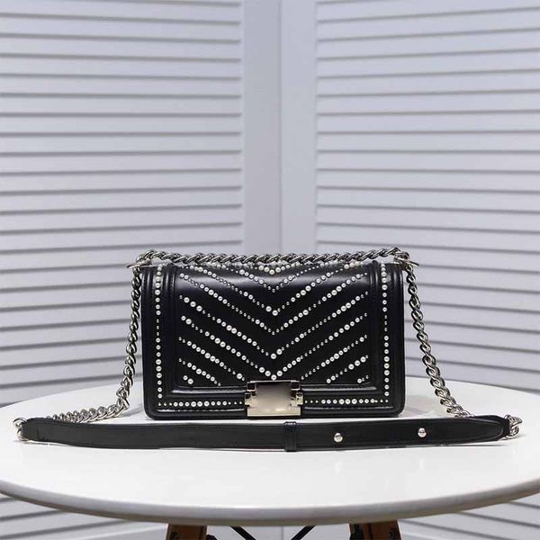 women's r bag luxury chain crossbody bag calfskin shoulder handbag v-shaped pearl decoration clamshell messenger bag silver metal logo
women's r bag luxury chain crossbody bag calfskin shoulder handbag v-shaped pearl decoration clamshell messenger bag silver metal logo
