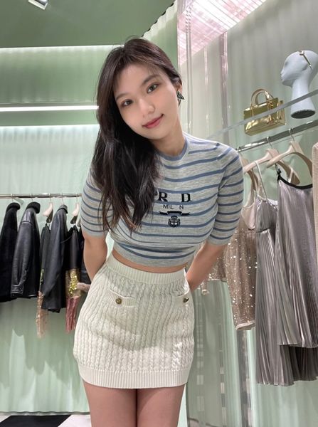 2023 summer new women's t-shirt slim fit knited letter print pullover short sleeve crop designer brand striped tees, White
2023 summer new women's t-shirt slim fit knited letter print pullover short sleeve crop designer brand striped tees, White
