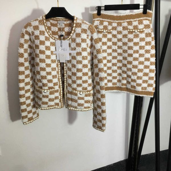 23ss womens designer clothing skirt set bright silk blended plaid long-sleeved knitted cardigan coat high-waisted short half skirt sets wome, White
23ss womens designer clothing skirt set bright silk blended plaid long-sleeved knitted cardigan coat high-waisted short half skirt sets wome, White