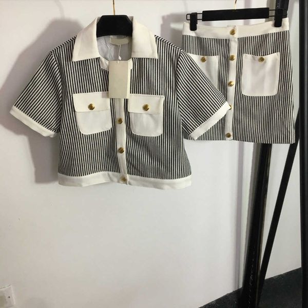 23ss shirt suit womens designer clothing skirt set double pocket short sleeve short striped shirt small coat one piece half skirt sets women, White
23ss shirt suit womens designer clothing skirt set double pocket short sleeve short striped shirt small coat one piece half skirt sets women, White
