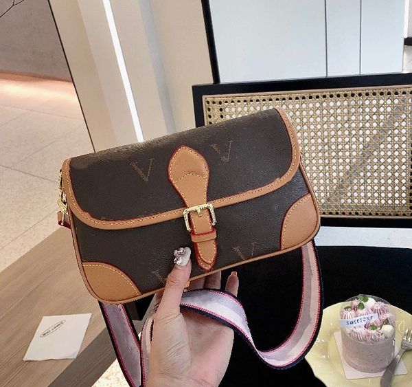 2023 designers woman crossbody bag messenger baguette handbags embroidered letter shoulder purses double strap underarm hobo
2023 designers woman crossbody bag messenger baguette handbags embroidered letter shoulder purses double strap underarm hobo