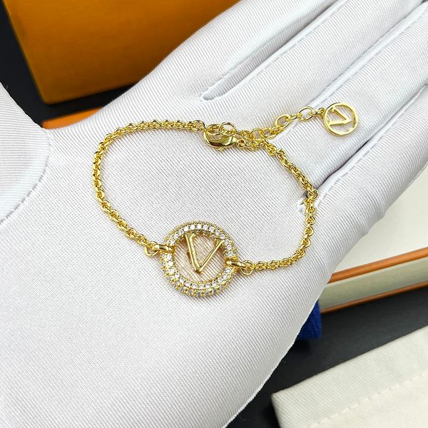 woman's 18k gold chain, a beautiful and generous jewellery bracelet, the choice for party wear, Black
woman's 18k gold chain, a beautiful and generous jewellery bracelet, the choice for party wear, Black