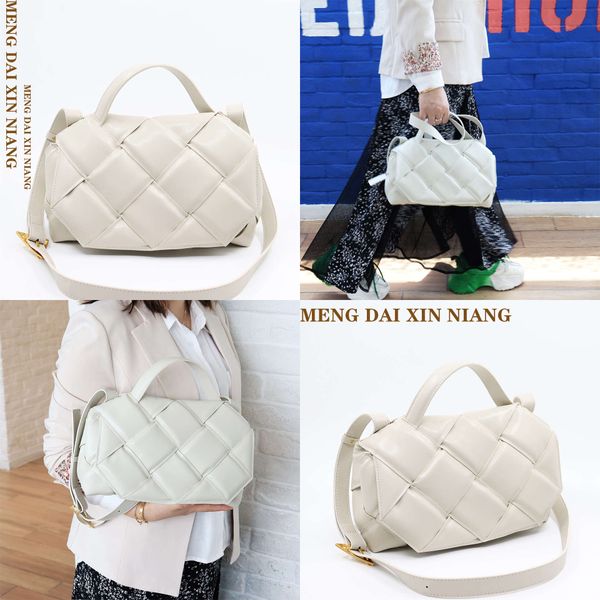 2023 autumn new women's one shoulder woven bag large capacity tote bag diamond plaid commuter flip handheld women's bag 
2023 autumn new women's one shoulder woven bag large capacity tote bag diamond plaid commuter flip handheld women's bag