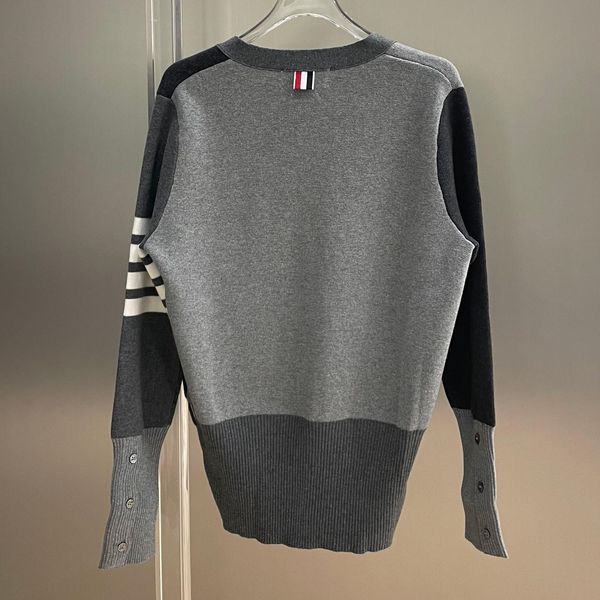 sweaters ladies vneck highend striped design brand knitted cardigan highquality short luxury sweater original famous stitching top, White;black
sweaters ladies vneck highend striped design brand knitted cardigan highquality short luxury sweater original famous stitching top, White;black