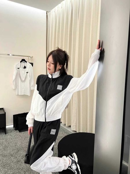 23ss women tracksuit womens designer clothing casual suit color matching sun protection suits stand collar zipper coat elastic waist trouser, Gray
23ss women tracksuit womens designer clothing casual suit color matching sun protection suits stand collar zipper coat elastic waist trouser, Gray