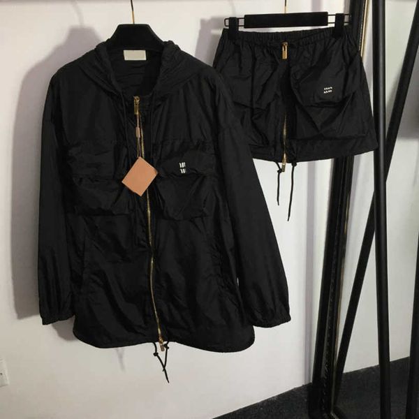 23ss casual suit womens designer clothing chest logo print pocket long sleeve hooded zipper windbreaker coat zipper high waist short half sk, Gray
23ss casual suit womens designer clothing chest logo print pocket long sleeve hooded zipper windbreaker coat zipper high waist short half sk, Gray