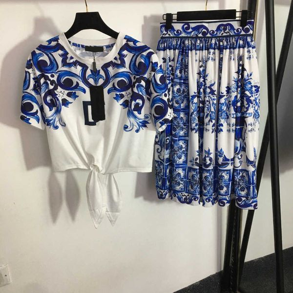 23ss womens designer clothing t-shirt skirt set blue and white porcelain printed tied waist closed short sleeve t-shirt + high waist half sk
23ss womens designer clothing t-shirt skirt set blue and white porcelain printed tied waist closed short sleeve t-shirt + high waist half sk