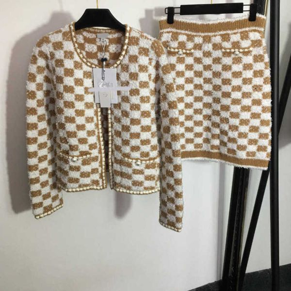 23ss womens designer clothing skirt set bright silk blended plaid long-sleeved knitted cardigan coat high-waisted short half skirt sets wome, White
23ss womens designer clothing skirt set bright silk blended plaid long-sleeved knitted cardigan coat high-waisted short half skirt sets wome, White