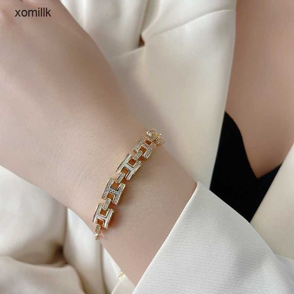 hermm designer bracelet real gold electroplated zircon h letter with white shell simple and high end feel small fashionable temperament e5k4, Black
hermm designer bracelet real gold electroplated zircon h letter with white shell simple and high end feel small fashionable temperament e5k4, Black