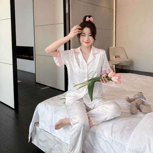 2023 summer and autumn new ice silk short sleeve v-neck women's pajamas simple casual small home fur set
2023 summer and autumn new ice silk short sleeve v-neck women's pajamas simple casual small home fur set